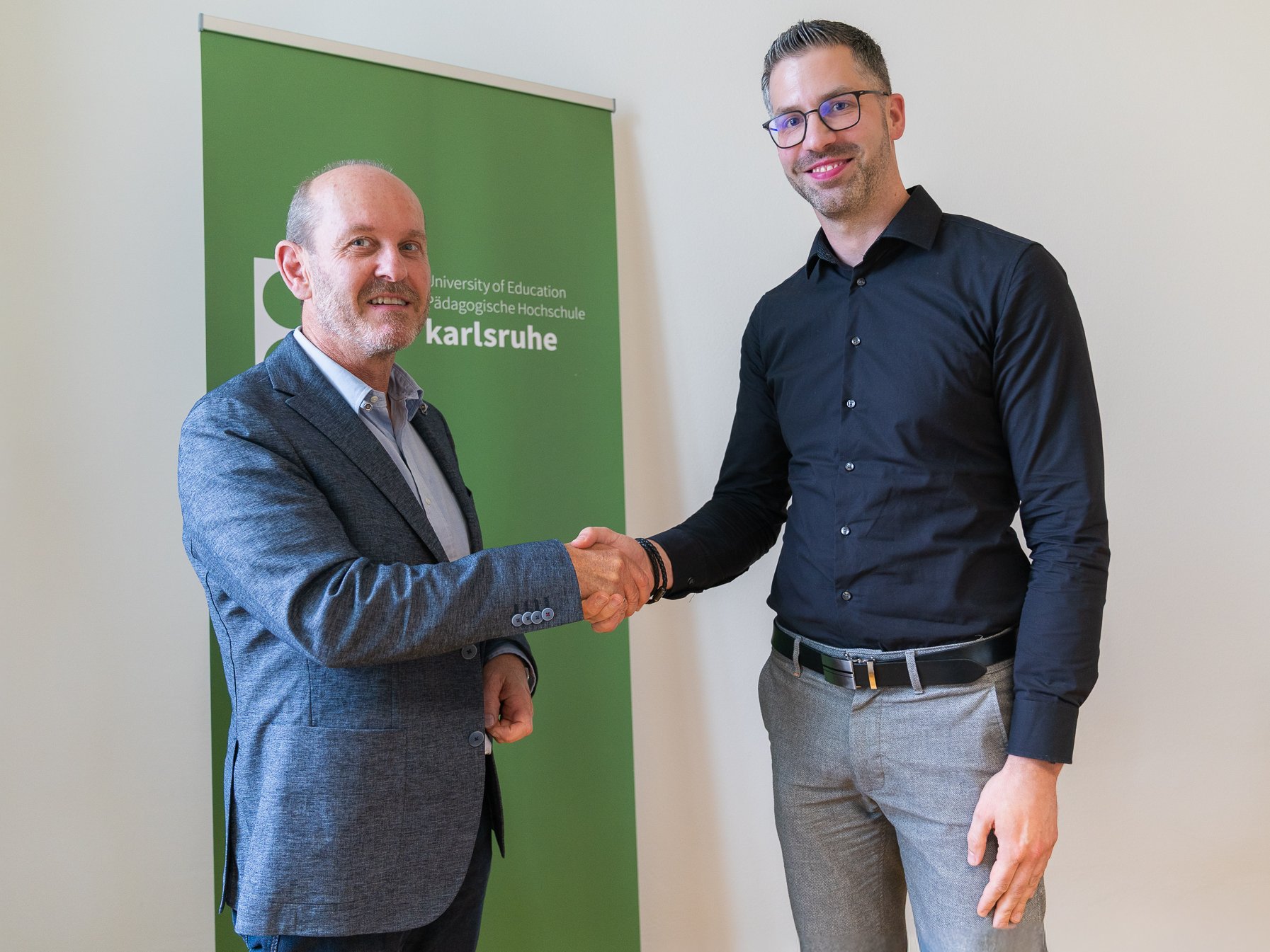 Prof. Dr. Kai Koch (r.) ist neuer PHKA-Prorektor für Studium und Lehre. Rektor Götz Schwab gratulierte zur Wahl. Foto: PHKA/Ludwig Hahl © Die kostenfreie Verwendung des Fotos ist ausschließlich für journalistische Zwecke in Verbindung mit der Pressemitteilung sowie unter Angabe der Quelle gestattet. 