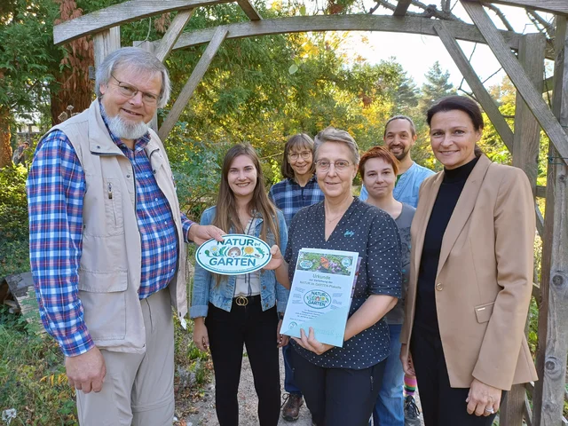 „Natur im Garten“: Harald Schäfer (l.) überreichte Prof. Dorothee Benkowitz (M.) Urkunde und Plakette. PHKA-Prorektorin Prof. Annette Worth (r.) gratulierte zur Auszeichnung. Foto: PHKA