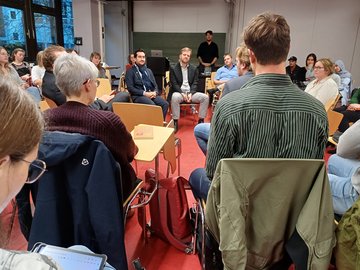 Multiperspektivisch: Evangelische, Katholische und Islamische Theologie, sowie Philosophie und Erziehungswissenschaften im Austausch. Foto: PHKA