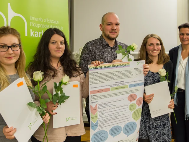 Preisträgerinnen und Preisträger des Poster-Wettbewerbs mit Prof. Dr. Annette Worth (r.). Foto: Pädagogische Hochschule Karlsruhe.