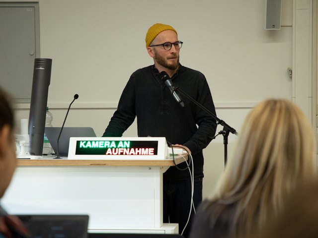 9. Poetik-Dozentur „kinderleicht & lesejung“: Finn-Ole Heinrich an der PHKA im November 2022. Foto: Lea Schmitt/PHKA