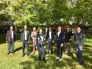 Starkes Team für den Klimaschutz: Am 30. September unterzeichneten Vertreter der Karlsruher Hochschulen auf dem Campus der Pädagogischen Hochschule Karlsruhe einen Klimapakt mit der Stadt Karlsruhe. Vorne im Bild: Bürgermeisterin Bettina Lisbach. Foto: Müller-Gmelin/Stadt Karlsruhe