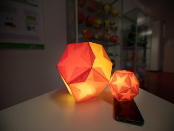 Strahlende Flächen: Am Stand der PHKA bei den Science Days Sternenlampen aus Fünfecken basteln. Foto: Joel Frank/Pädagogische Hochschule Karlsruhe