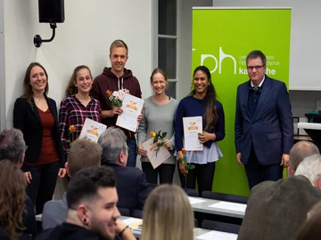 Vier von neun Baden-Württemberg-Stipendiaten mit Julia Friedl (l.) vom International Office und Prorektor Prof. Dr. Christian Gleser. Foto: Tilman Binz/Pädagogische Hochschule Karlsruhe