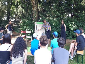 Boden erforschen: PHKA-Studentinnen führten Workshops für französische  Schüler:innen im Garten des Goethe-Instituts Nancy durch. Foto: Nicola Block