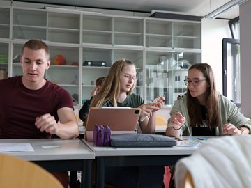Sommer 2025: PHKA-Lehramtsstudierende, die das Angebot „Die Mathematik hinter dem Zufall“ mitentwickelt haben, im Didaktik-Forschungsseminar von Dr. Borys. Foto: PHKA/Thelen