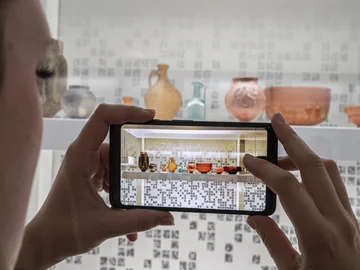 Kultur wird digitaler: Im Badischen Landesmuseum lässt sich die Sammlung „Archäologie in Baden" mit dem ExpoPhone erkunden. © Badisches Landesmuseum, Foto: ARTIS – Uli Deck 