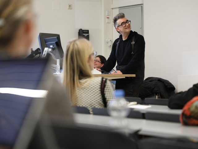 10. Poetik-Dozentur „kinderleicht & lesejung“: Michael Stavarič im Dezember 2023 an der Pädagogischen Hochschule Karlsruhe. Foto: PHKA