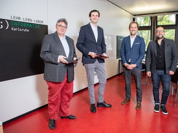 Im Lehr-Lern-Labor Informatik: Prof. Dr. Rippe, Jun. Prof. Skulmowski, Jun. Prof. Standl und Dr. Kerber (v.l.). Foto: David Manherz / Pädagogische Hochschule Karlsruhe