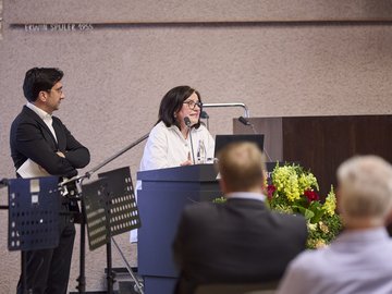 Jun.Prof. Karagedik und Dr. Speck am Stehpult bei ihrem Vortrag im Bürgersaal im Rathaus am Marktplatz.