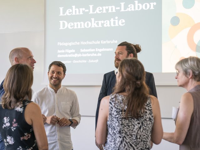 Eröffnung des Lehr-Lern-Labors Demokratie mit PHKA-Prof. Janis Fögele (2.v.l.) und PHKA-Jun.-Prof. Sebastian Engelmann (3.v.l.). Foto: PHKA/Hahl