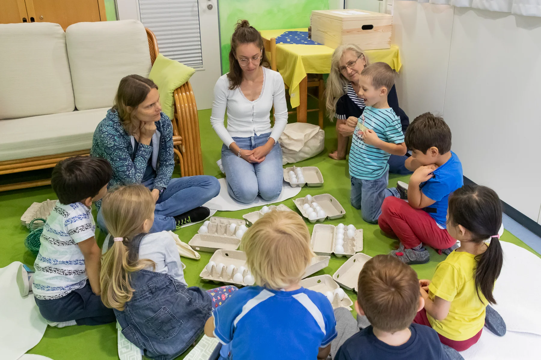 MiniMa als Wegbereiter: Zwei Tutorinnen der Pädagogischen Hochschule Karlsruhe (l. und M.) in der Kita Märchenwald in Stutensee. Foto: Roxane Fijean/Pädagogische Hochschule Karlsruhe