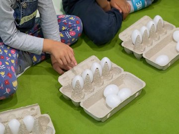 Wie viele Eier sind in der Schachtel? „MiniMa als Wegbereiter“ bietet Kindern u.a. Lernchancen bei der strukturnutzenden Anzahlbestimmung. Foto: Roxane Fijean/Pädagogische Hochschule Karlsruhe