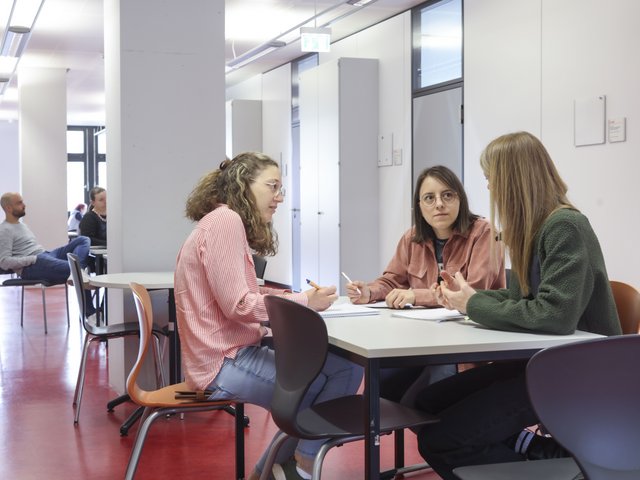 Sich berufsbegleitend weiterbilden: Die Pädagogische Hochschule Karlsruhe bietet zahlreiche Zertifikate und Masterstudiengänge im Bereich Bildung an. Foto: Andrea Fabry/PHKA