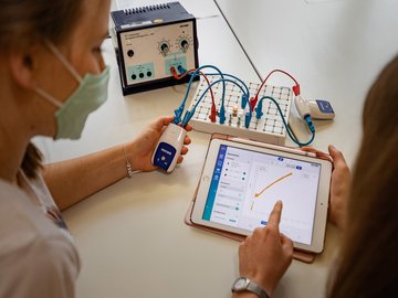 Messwerte erfassen: Lehramtsstudierende der Physik erproben an der Pädagogischen Hochschule Karlsruhe das Experimentieren mit digitalen Medien. Foto: David Manherz/Pädagogische Hochschule Karlsruhe