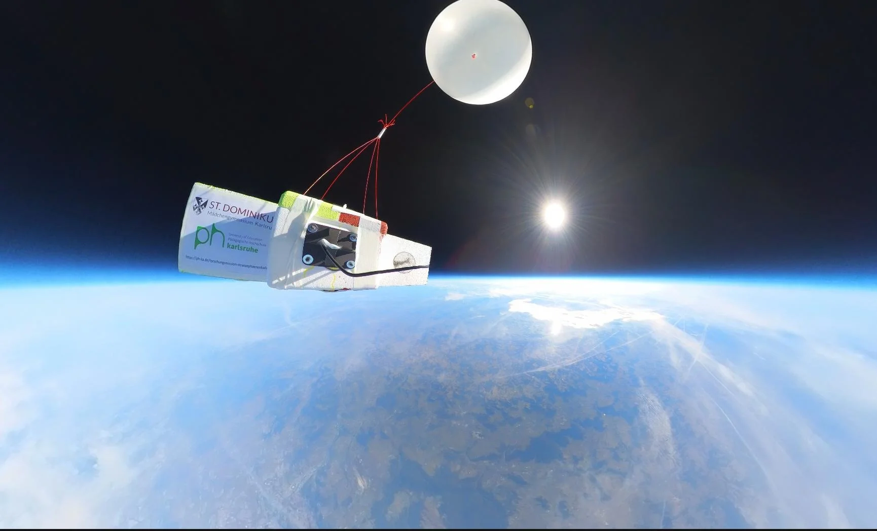 Stratosphärenballon - Physik am Rand zum Weltall: Die Forschungssonde in der Stratosphäre. Foto: PHKA