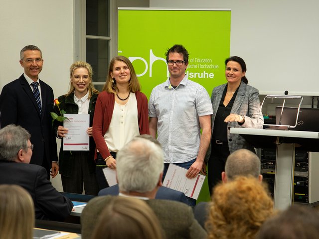 Beste Abschlussarbeiten: Preisübergabe mit Bürgermeister Martin Lenz, Marielouise Mürle-Thür, Julia Werdermann, Björn Ossa und Prorektorin Prof. Dr. Annette Worth, Foto: Pädagogische Hochschule Karlsruhe