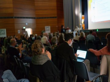 Bits & Beyond lautete das Motto des Science Slam: Rahmenthema war „Digitalisierung“. Foto: Roxane Fijean/PHKA