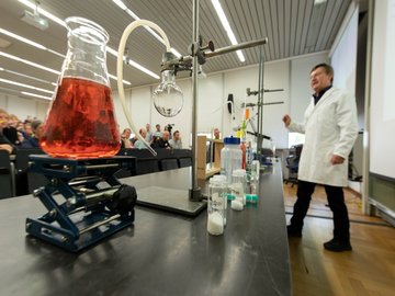 Glasklare Sache: Der Experimentalvortrag von Prof. Dr. Alfred Flint beim „Tag der Naturwissenschaften an Realschulen“. Foto: Tilman Binz / Pädagogische Hochschule Karlsruhe