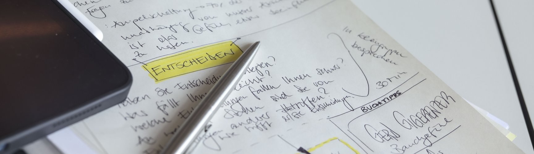 Ein Blatt Papier, auf dem das Wort "Entscheiden" hervorgehoben ist