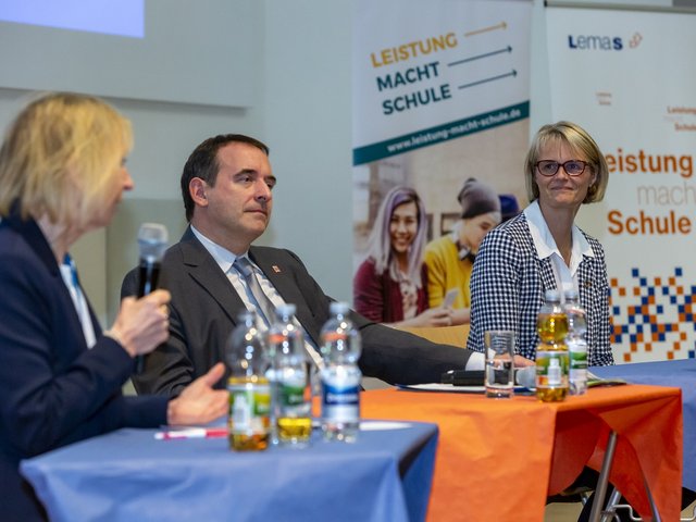 LemaS-Verbundkoordinatorin Prof. Weigand (v.l.) in Diskussion mit KMK-Präsident Prof. Lorz und Bundesbildungsminsterin Karliczek. Foto: Fotografenfamilie Eidens-Holl 