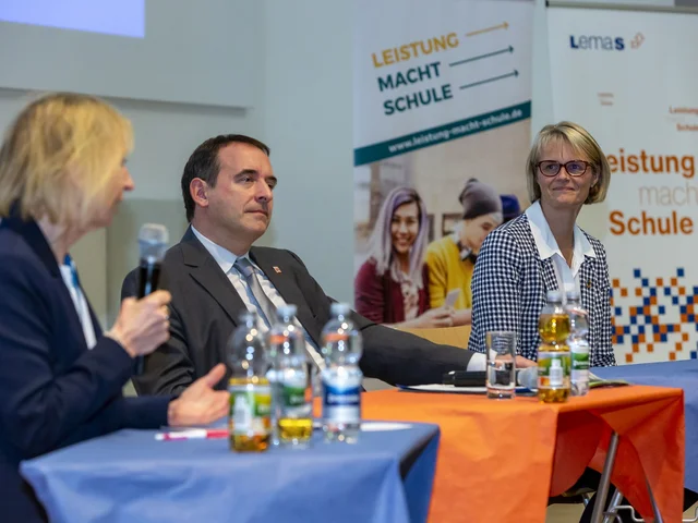 LemaS-Verbundkoordinatorin Prof. Weigand (v.l.) in Diskussion mit KMK-Präsident Prof. Lorz und Bundesbildungsminsterin Karliczek. Foto: Fotografenfamilie Eidens-Holl 
