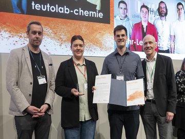 LeLa-Preis 2026: Vanessa Seremet (2.v.l.) und Kay Burger (3.v.l.) vom Lehr-Lern-Labor Physik der PHKA nahmen in Osnabrück den 1. Preis entgegen. Foto: Hermann Pentermann