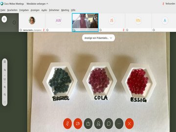Digitales Lehr-Lern-Labor: Rotkohlsaft in Bubble-Tea-Bällchen lässt sich als pH-Wert-Indikator einsetzen. Foto: Pädagogische Hochschule Karlsruhe