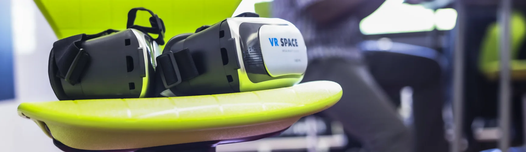 eine VR-Kamera liegt auf einem Stuhl