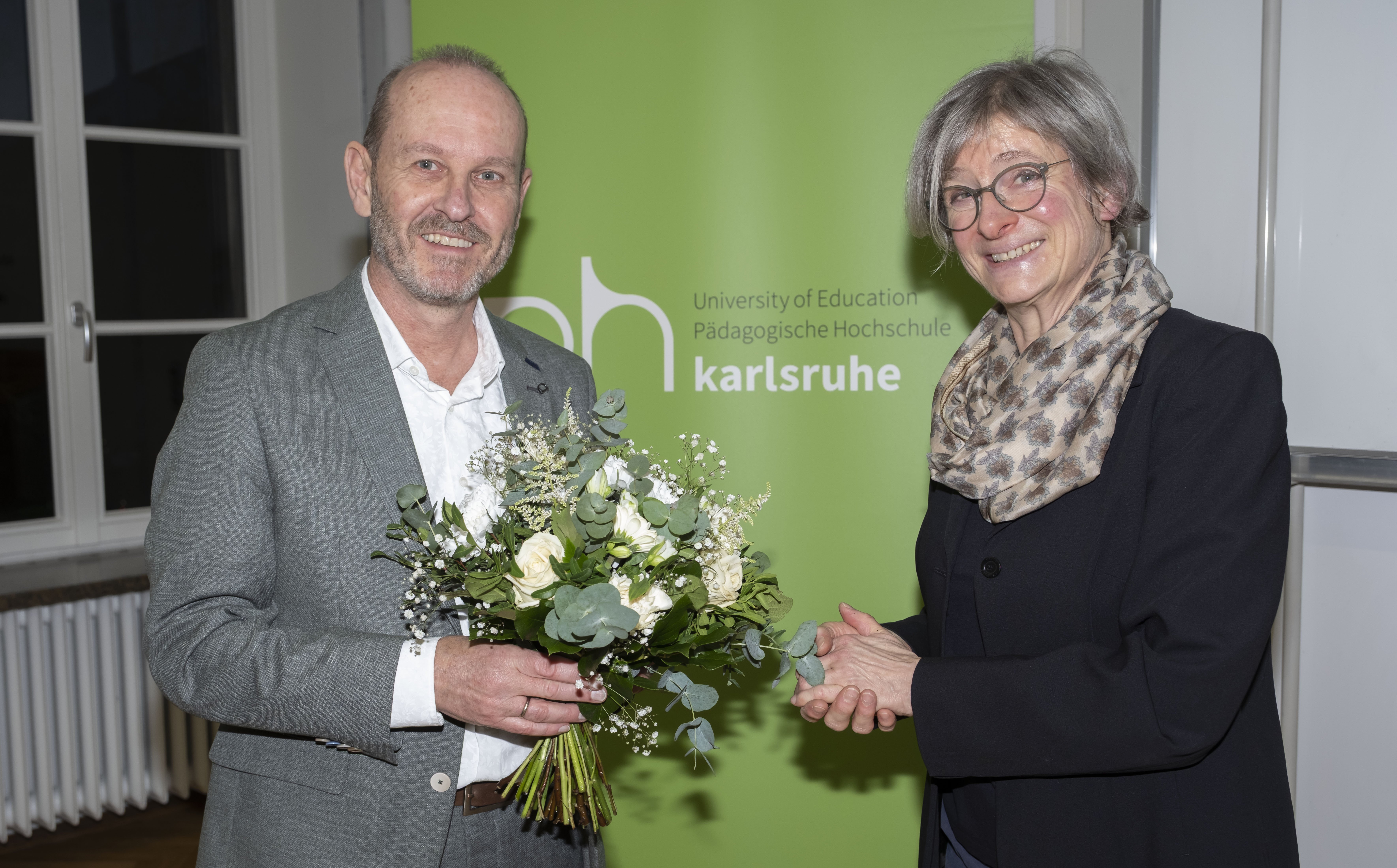 Götz Schwab (l.) zum Rektor der PHKA gewählt: Birgit Neuer, stellvertretende Vorsitzende des PHKA-Hochschulrats, gratuliert zur Wahl. Foto: Gustavo Alàbiso/PHKA