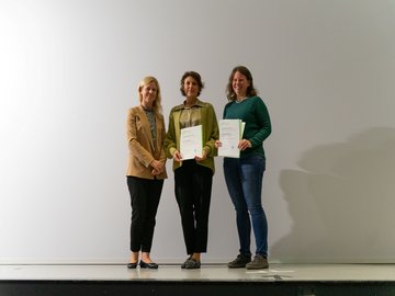 Hochschullehrpreis 2023: Die beiden Preisträgerinnen Olga Walter (M.) und Tina Schulze (r.) mit Prorektorin Dorothee Kohl-Dietrich. Foto: Roxane Fijean/PHKA