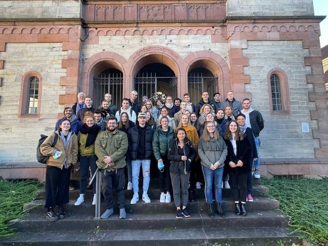 Studierende und Lehrende für Geschichte der Pädagogischen Hochschule Karlsruhe vor der Ehemaligen Synagoge Kippenheim. Foto: PHKA