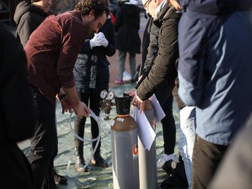 Stratosphärenballon - Physik am Rand zum Weltall: Vorbereitung Heliumflaschen. Foto: Joel Frank