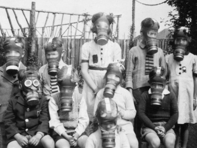 Zweiter Weltkrieg: Englische Kinder bei einer Gasmaskenübung. Foto: www.flickr.com/photos/22326055@N06/4194704259/in/photostream