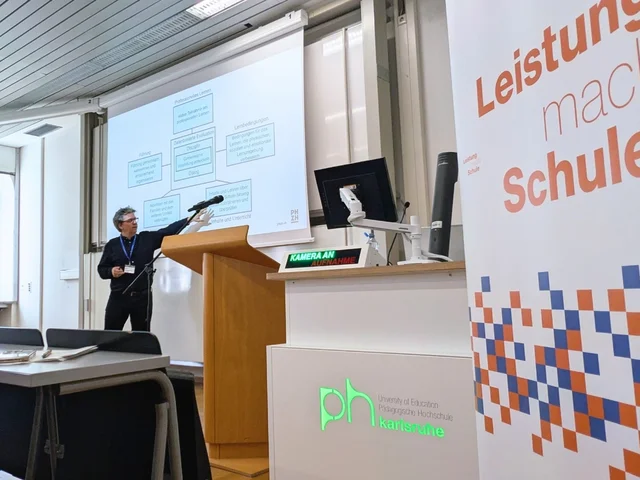 Dr. Niels Anderegg bei der Schulleitungstagung von LemaS-Transfer an der PHKA. Foto: Anna Schuer