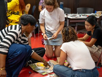 In einem Workshop der Internationalen Sommerschule „Bildung in einer digitalen Welt“. Foto: Hahl/PHKA © Die kostenfreie Verwendung des Fotos ist ausschließlich für journalistische Zwecke in Verbindung mit der Pressemitteilung sowie unter Angabe der Quelle gestattet. 