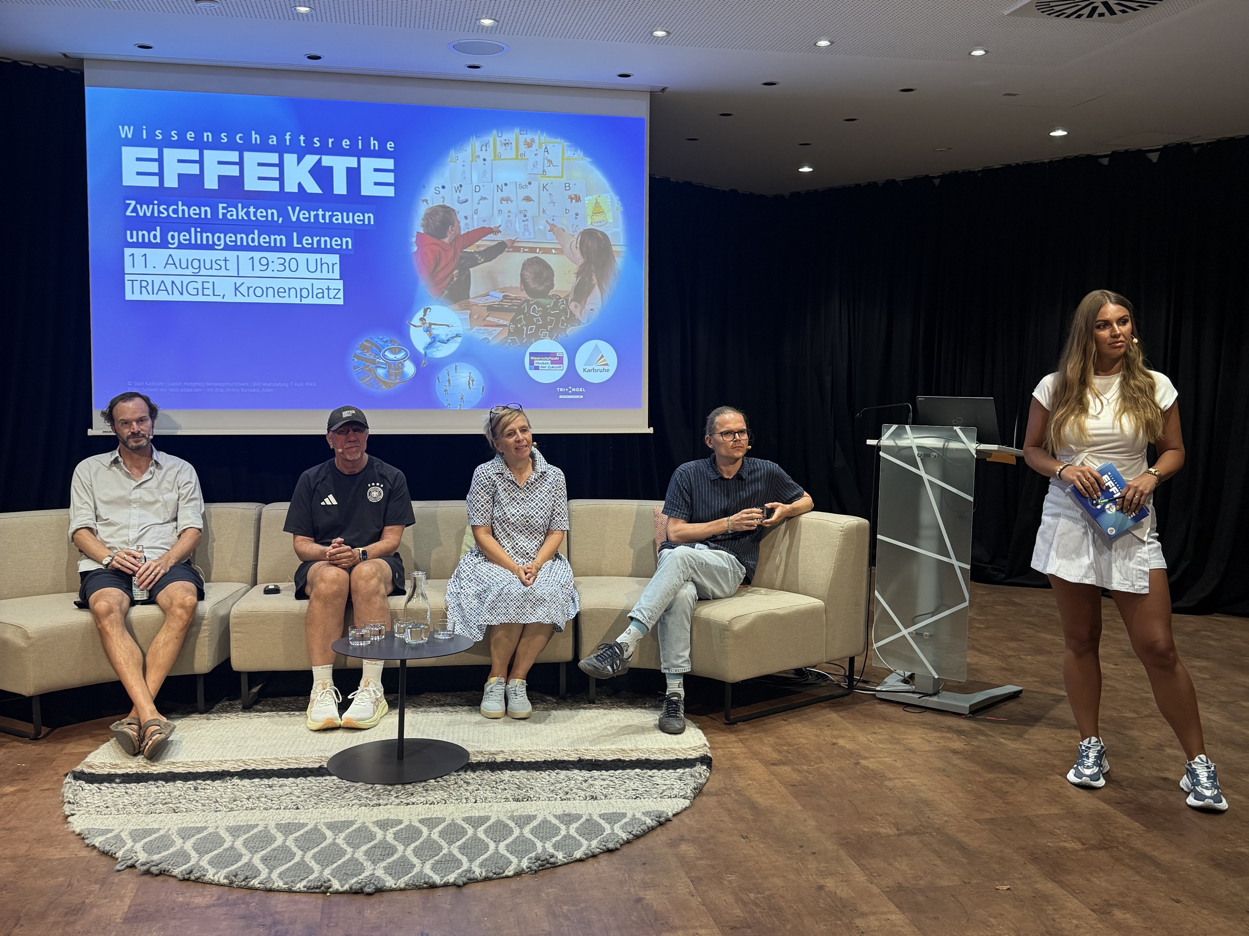 Teilnehmende der EFFEKTE-Reihe am 11. August 2026: Dr. Tobias Meier, Frank Stockmann, Dr. Nicole Bachor-Pfeff, Christoph Schneider und Moderatorin Kim Lara Sandmann vor der Leinwand mit dem EFFEKTE-Banner des Abends