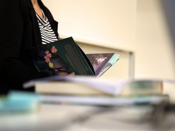 11. Poetik-Dozentur „kinderleicht & lesejung“: Vorlesung von Nina Blazon im November 2024 an der Pädagogischen Hochschule Karlsruhe. Foto: PHKA