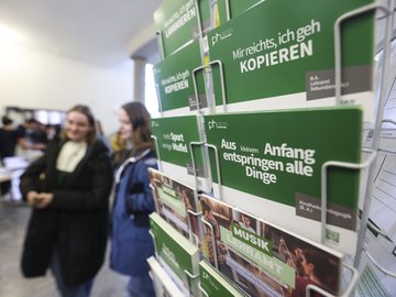 Detailsansicht auf einen Postkartenständer für Studieninteressierte am Campustag