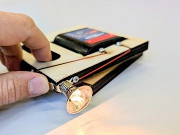 Nahaufnahme einer Hand an einem technischen Element.