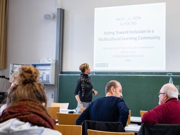 Vortrag von Tal Yael (Kibbutzim College). Foto: Tilman Binz/Pädagogische Hochschule Karlsruhe