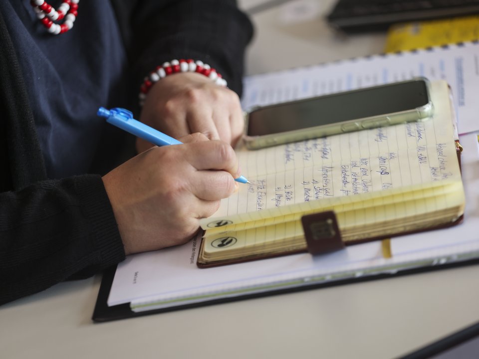 ein Notizbuch wird beschrieben