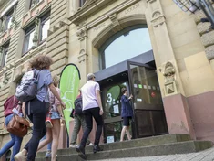 Eine Gruppe von Studierenden betritt ein Gebäude der Pädagogischen Hochschule Karlsruhe.