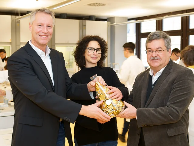 Die Fördersumme übergab Ralf Müller, Geschäftsführer Chemie.BW (rechts), an Dr. Uta Beck, die für das Lehr-Lern-Labor "makeScience!"verantwortlich ist, und an Prof. Dr. Matthias Ducci, den Leiter des Instituts für Chemie an der Pädagogischen Hochschule Karlsruhe. Foto: Chemie.BW   