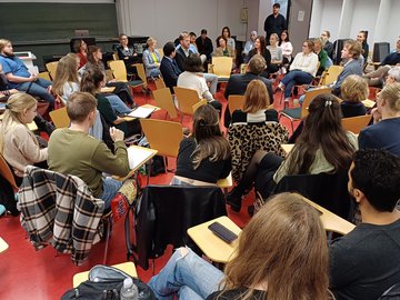 Fishbowl-Event des PHKA-Profilfelds "Bildung in der demokratischen Gesellschaft" im November 2023. Grundlage war Hartmut Rosas Buch "Demokratie braucht Religion". Foto: PHKA