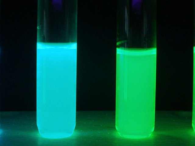 Faszination Fluoreszenz: Im Rahmen des Science on Stage Festivals 2021 an der PHKA bietet die Hochschule unter anderem einen Workshop für Lehrkräfte an, bei dem spektakuläre Experimente mit Fluoreszenzfarbstoffen aus Textmarkern gezeigt werden. Foto: Matthias Ducci/PHKA