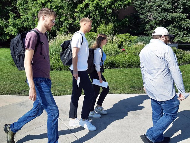 Informatik-Studierende der Pädagogischen Hochschule Karlsruhe auf dem Campus der Northeastern Illinois University in Chicago. Foto: Hillah