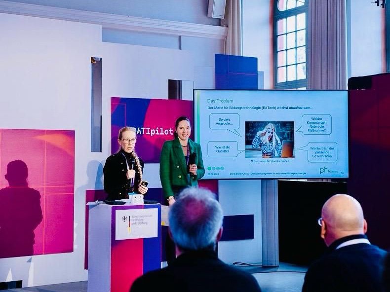 Prof. Wiepcke und Mitarbeiterin Frau Tuchscherer präsentieren EdTech-Check bei DATIpilot