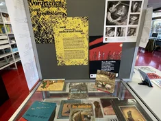 Schaukasten mit Plakaten und Büchern