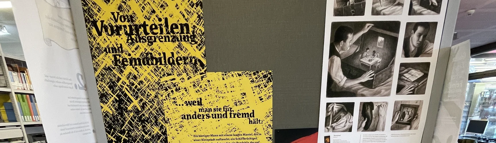 Schaukasten mit Plakaten und Büchern